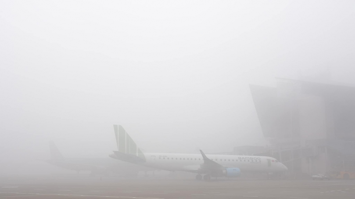 Hanoi airport applies low visibility procedures amid bad weather