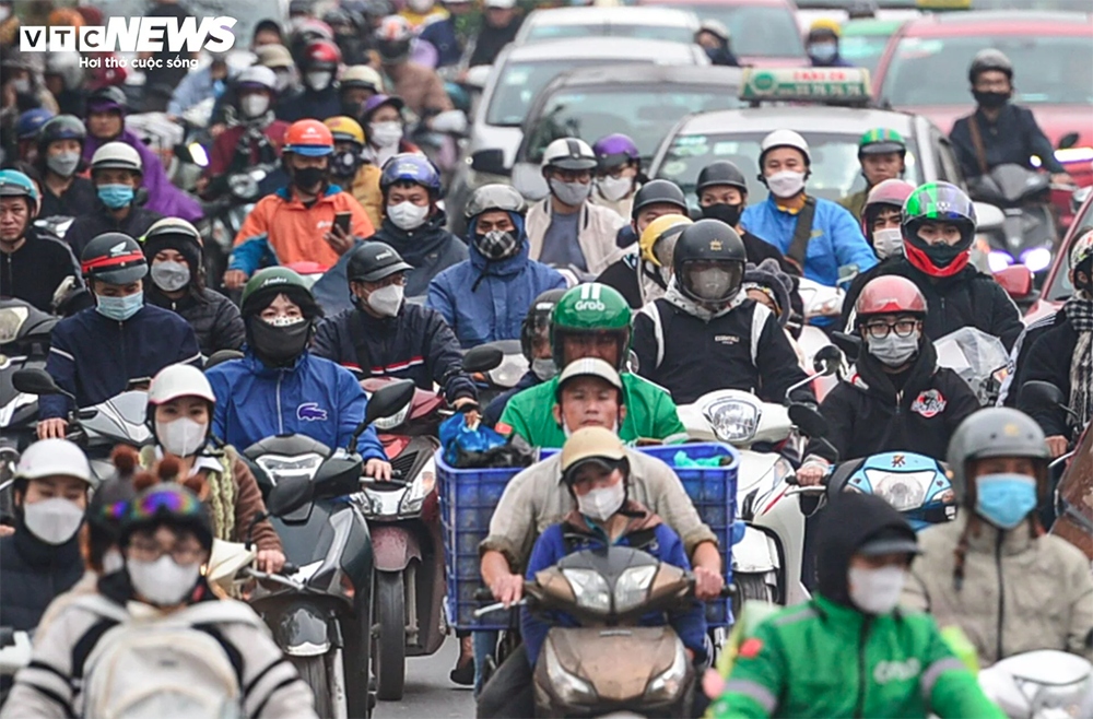 Hanoi gateways jammed as people return home for Tet