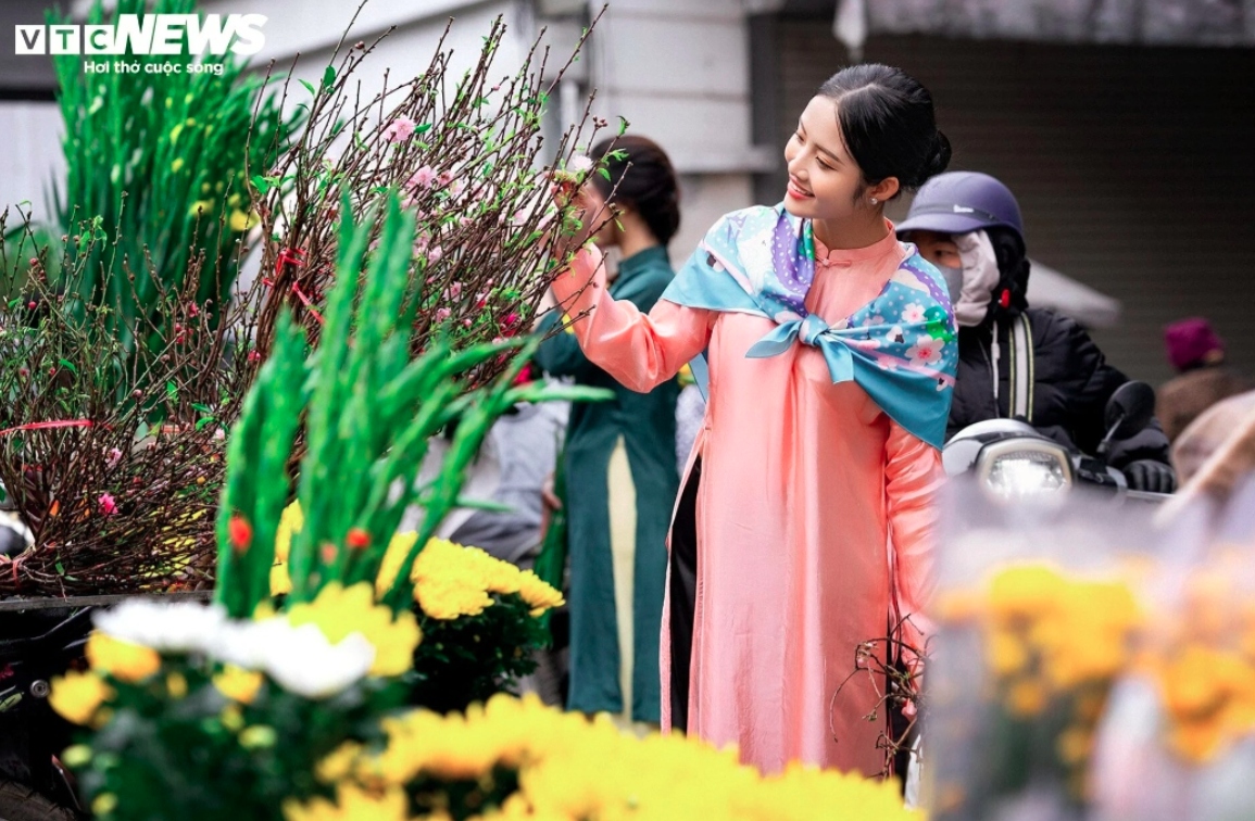 Hang Luoc traditional flower market bustling as Tet draws near