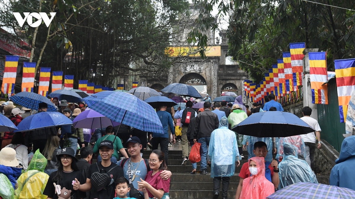 2024 Huong Pagoda Festival attracts hordes of pilgrims, visitors