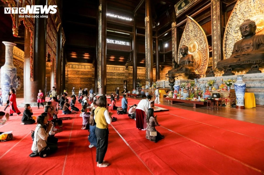 Vietnam’s largest pagoda crowded on first Lunar New Year days