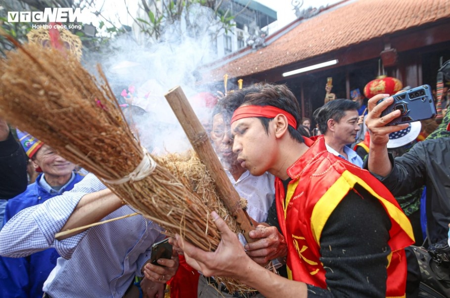 City villagers preserve unique rice cooking contest in early spring