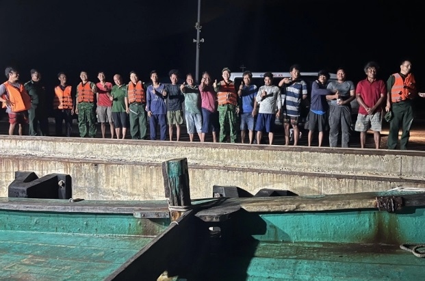 12 sailors in distress at sea brought ashore