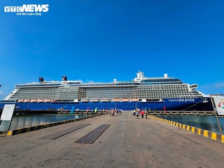 Luxury cruise ship brings 2,800 tourists to central localities