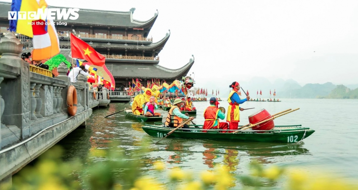 Tam Chuc pagoda festival opens with unique water procession ceremony