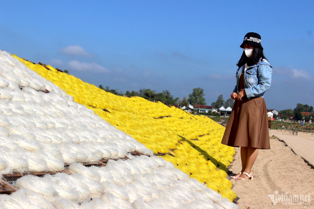 Vermicelli village in Binh Dinh busy ahead of Lunar New Year