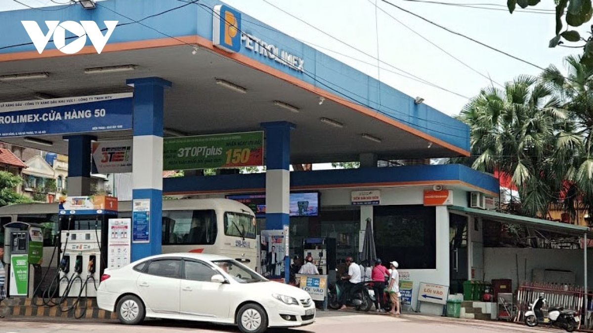 Petrol prices rebound to nearly VND24,000 per litre in latest adjustment