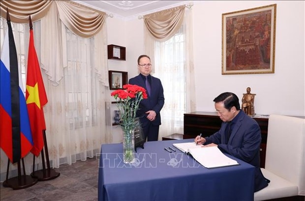 Deputy PM signs condolence book after Moscow terrorist attack