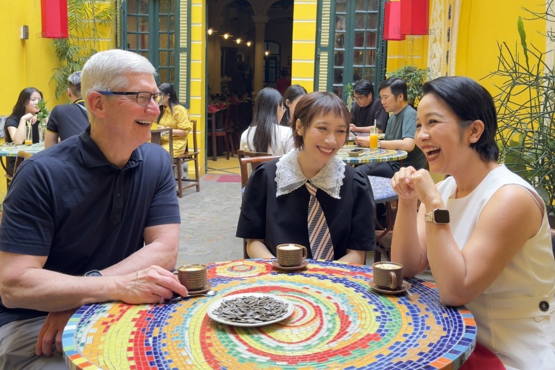 First busy day of Apple CEO Tim Cook in Hanoi