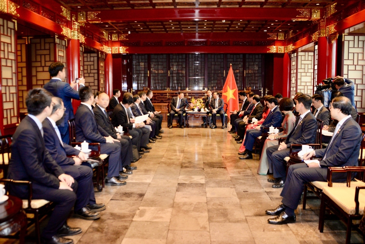 Top legislator receives heads of China’s leading corporations