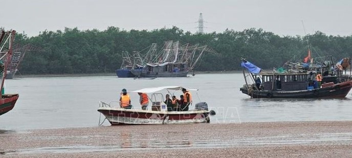 Boat capsizes in Quang Ninh as two recused and four go missing