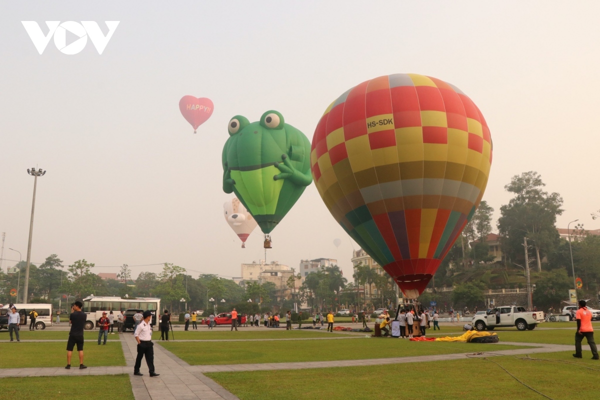 Int’l Hot-air Balloon Festival enthralls thousands of tourists