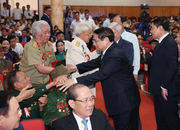 PM meets veteran soldiers, young volunteers serving Dien Bien Phu Campaign