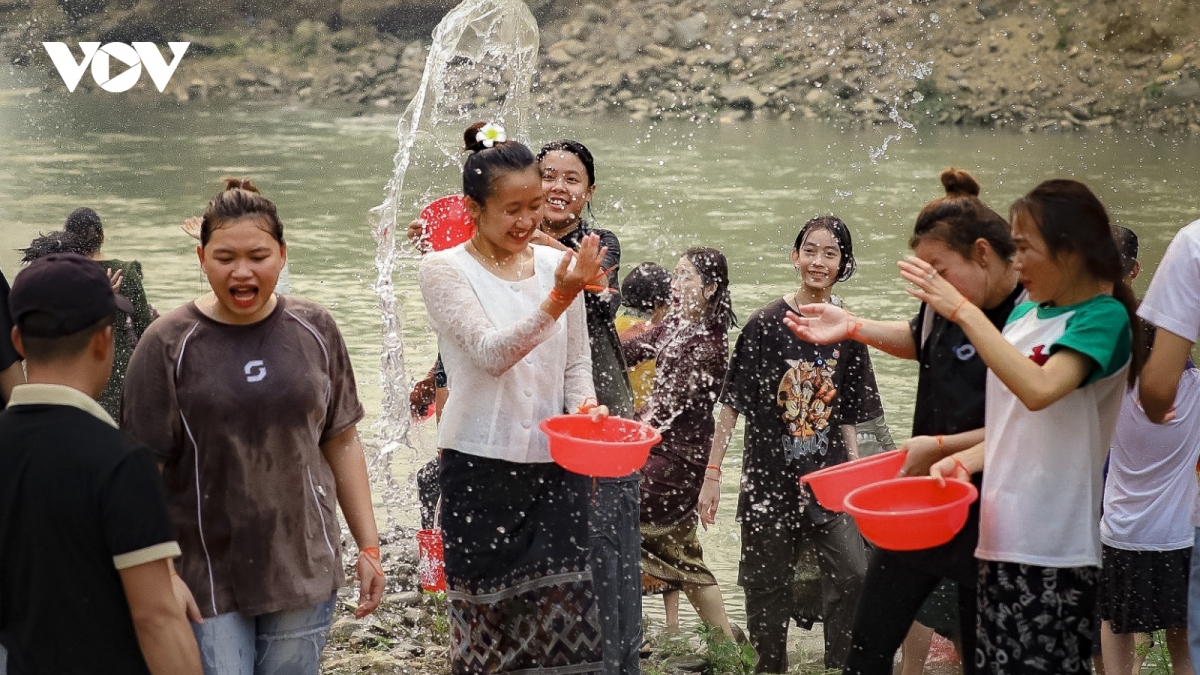 Lao ethnic group of Dien Bien celebrate water splashing festival