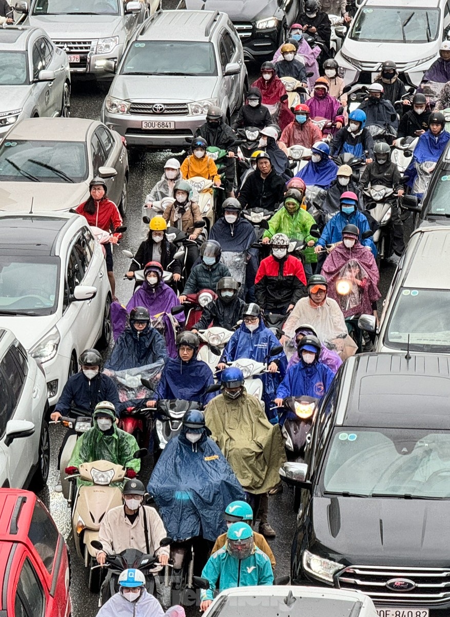 Traffic jams hit capital as Hanoians begin working week amidst drizzle