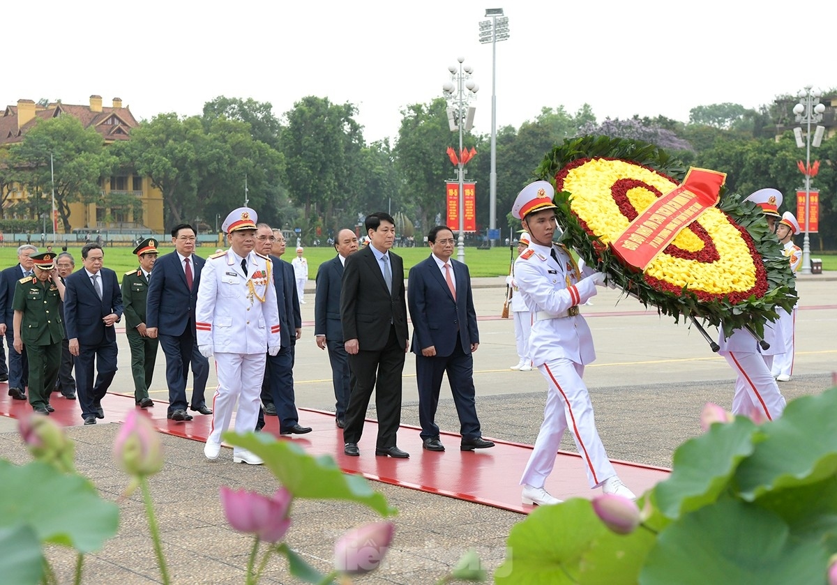 Leaders pay tribute to President Ho Chi Minh on his birthday