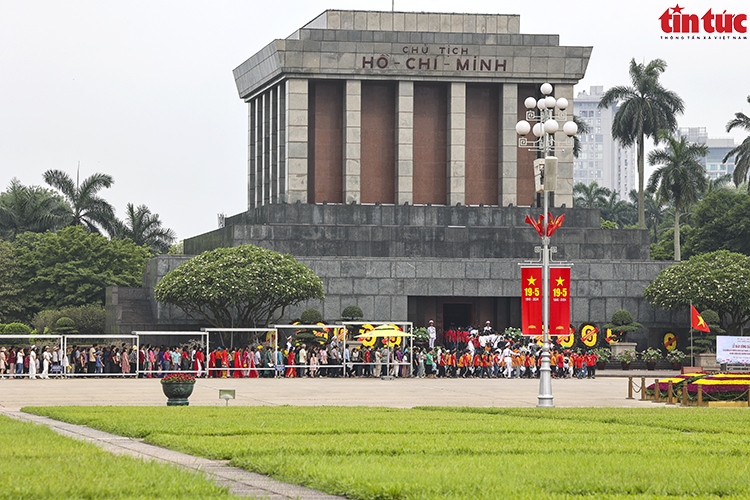 Thousands visit Ho Chi Minh Mausoleum on his birthday