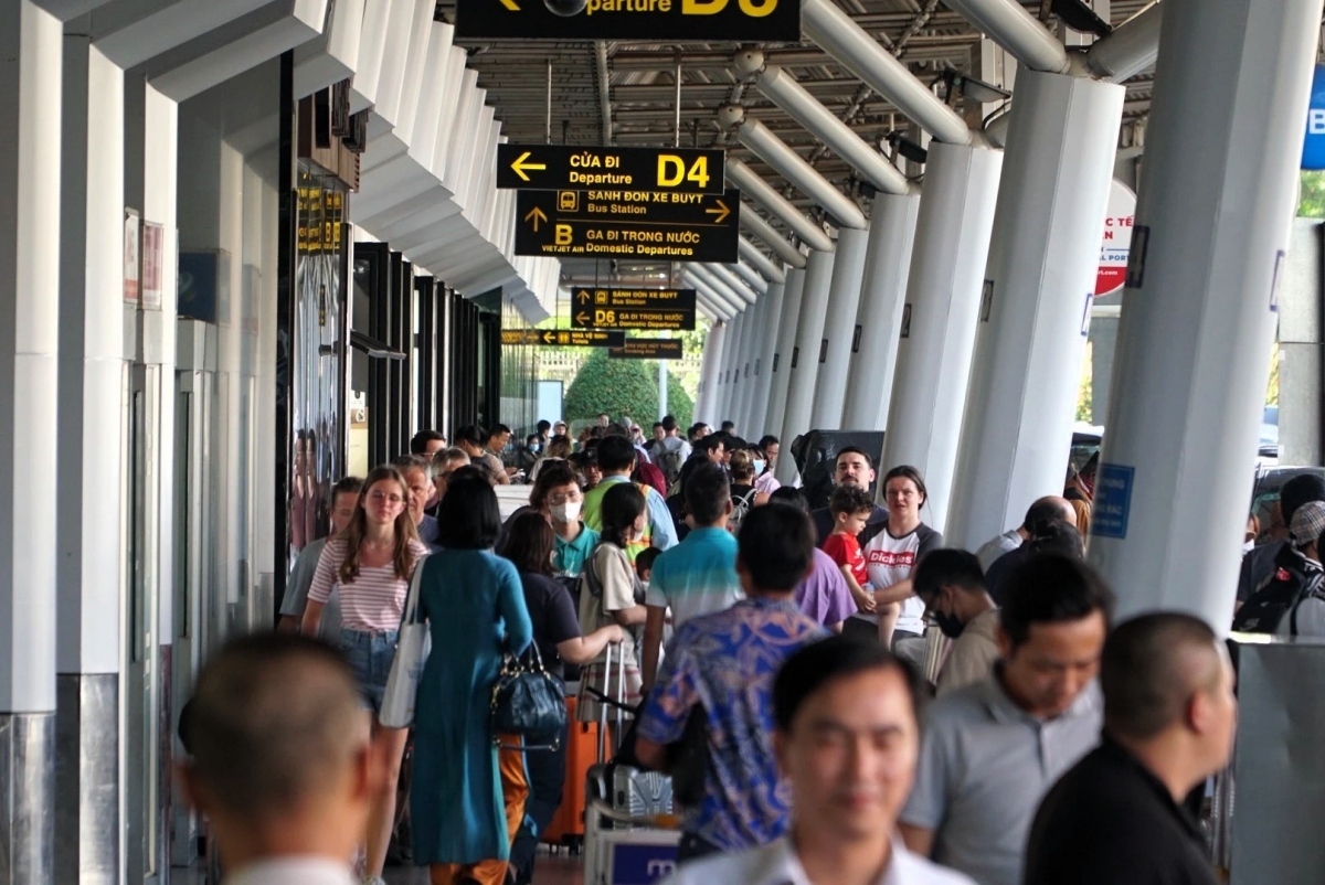 Airports serve 1.8 million passengers over five-day holiday