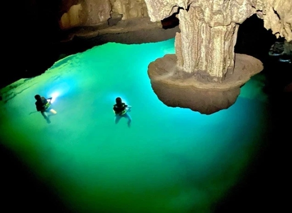 Mysterious 'floating' lake discovered in Quang Binh