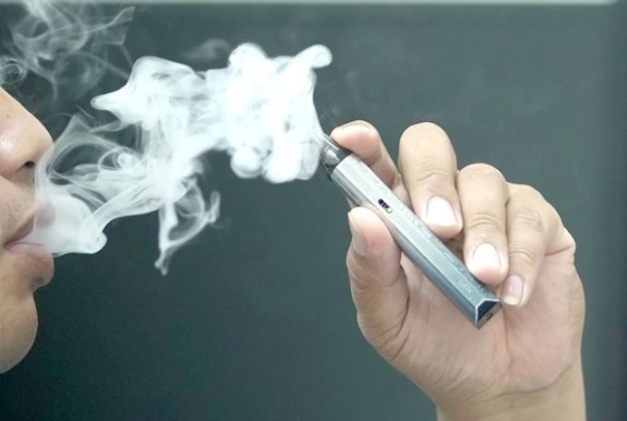 Experts consider how to tackle the problem of e-cigarettes