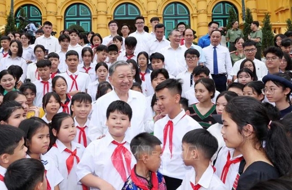 President meets with children of police martyrs, academic award winners