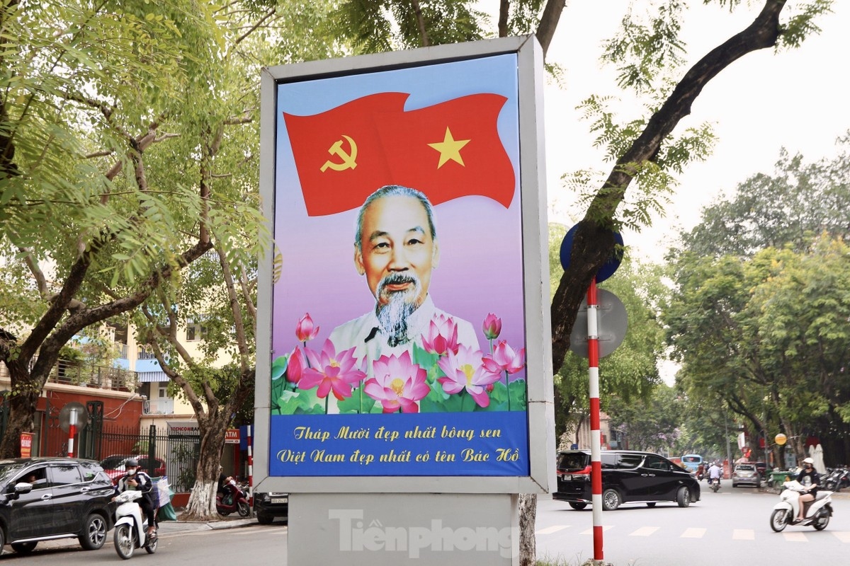 Hanoi streets brilliantly decorated for President Ho Chi Minh's birthday celebrations