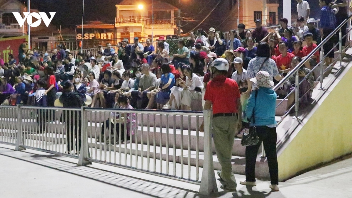 People spend sleepless night watching forces practice for victory day parade