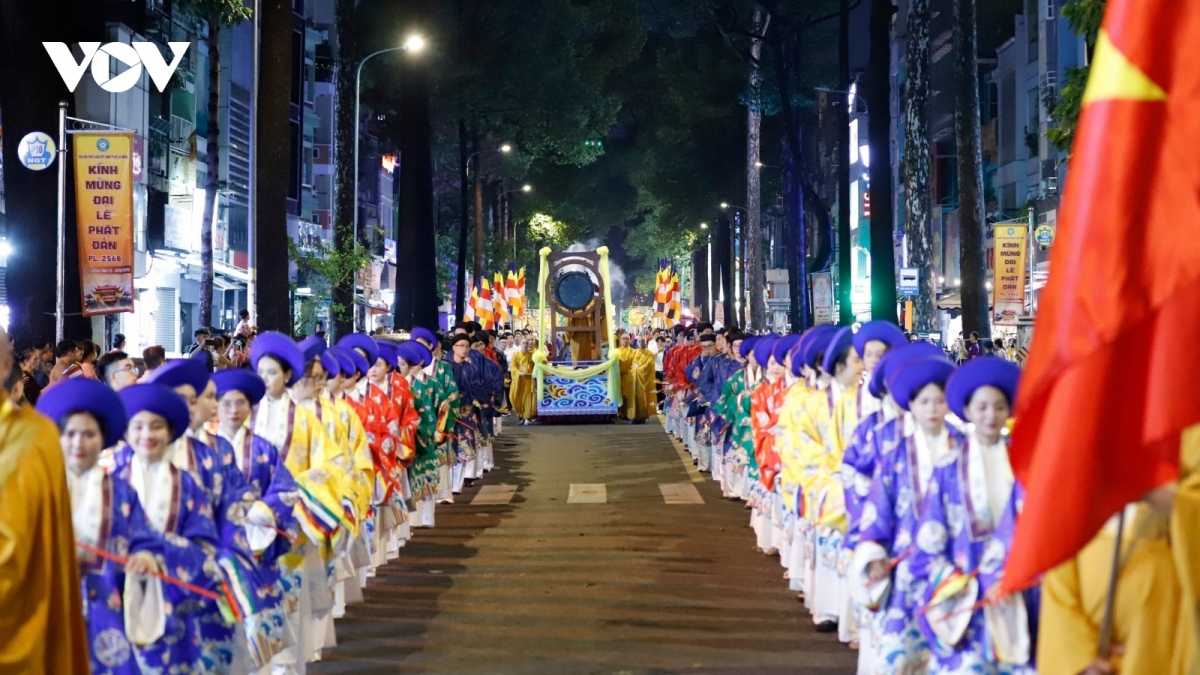 Buddhists join parade in HCM City to mark Buddha’s Birthday