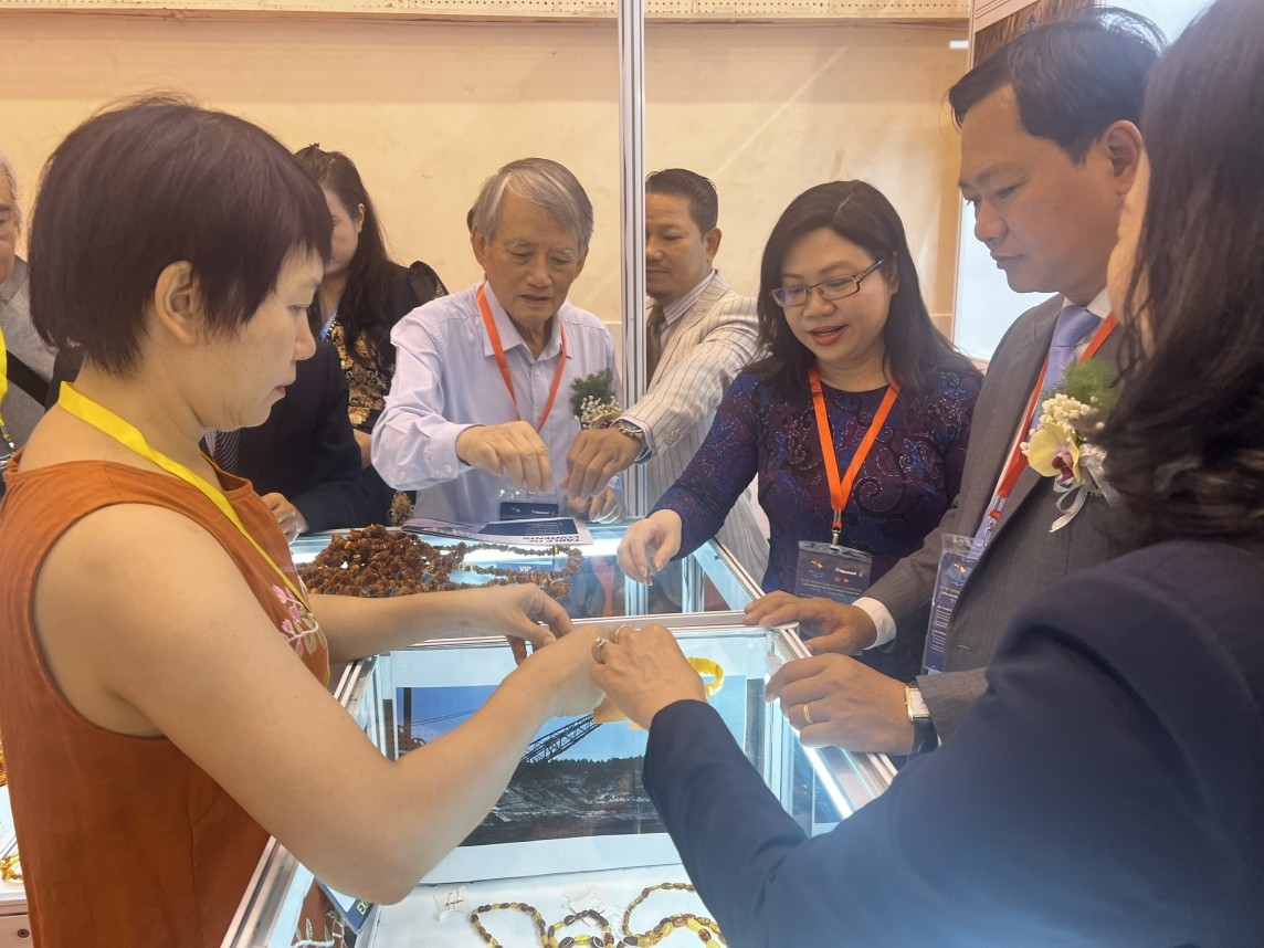 Global goldsmiths gather at international jewelry exhibition in Vietnam
