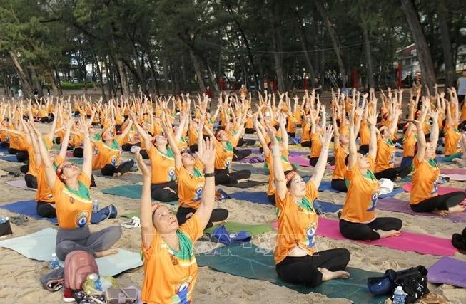 Over 600 people join mass yoga performance in Binh Thuan