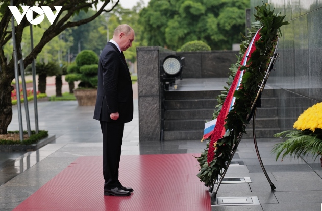 Russian President Putin pays tribute to President Ho Chi Minh