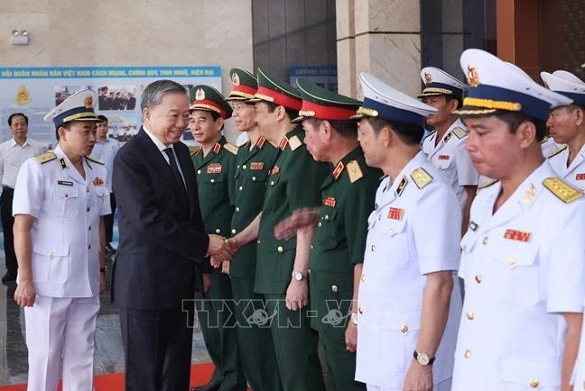 State President inspects combat readiness at Vietnam People’s Navy