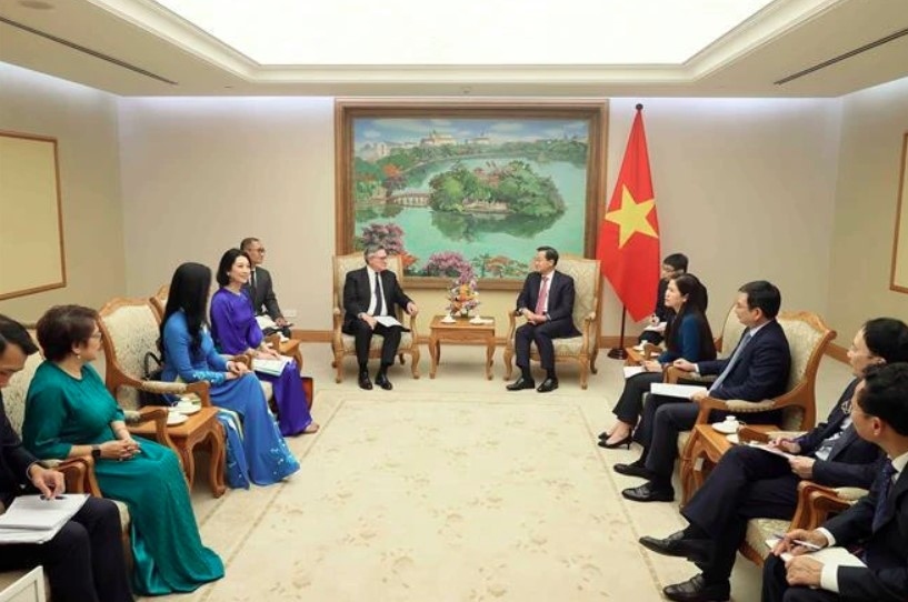 Deputy PM receives Group Chairman of Standard Chartered in Hanoi