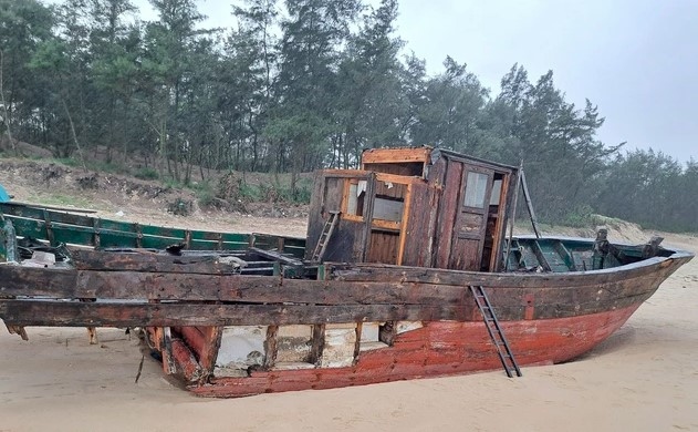 Unmanned wooden boat to be destroyed in Quang Tri