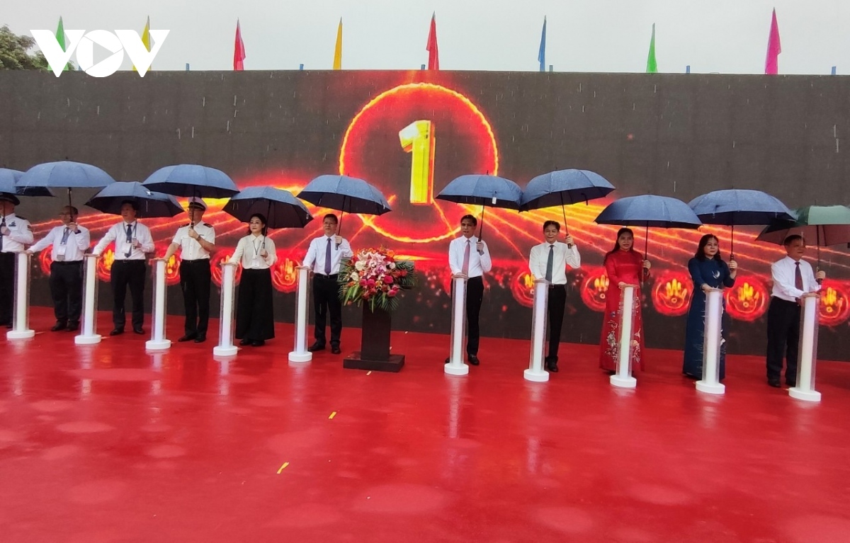 Vietnam and China inaugurate Hoanh Mo - Dong Zhong Border Gate