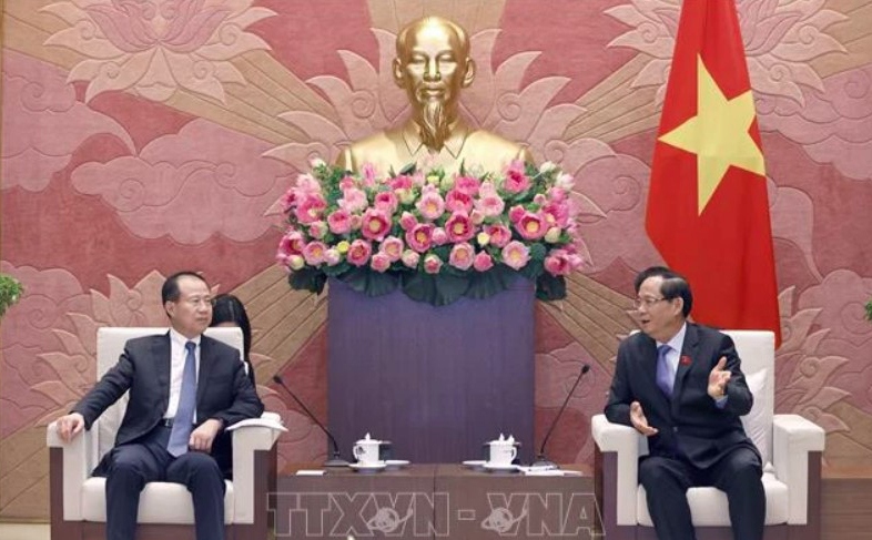 Vietnamese, Chinese officials vow to cement ties