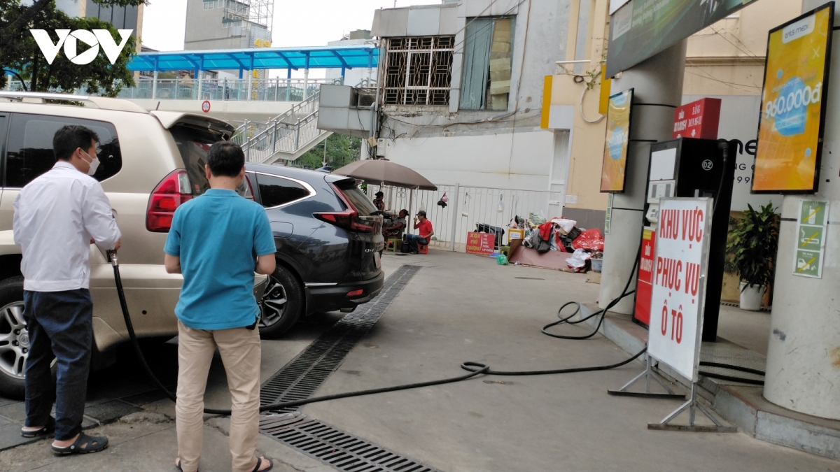 Petrol prices exceed VND23,000 per litre in third consecutive increase