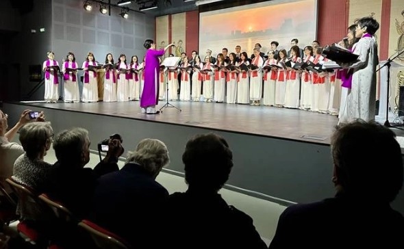 15-year-old Homeland Choir helps promote Vietnamese culture in France