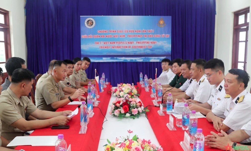 Vietnamese, Philippine navies hold friendship exchange