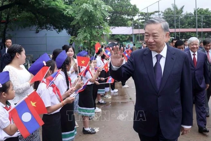 President visits Nguyen Du Lao-Vietnamese bilingual school