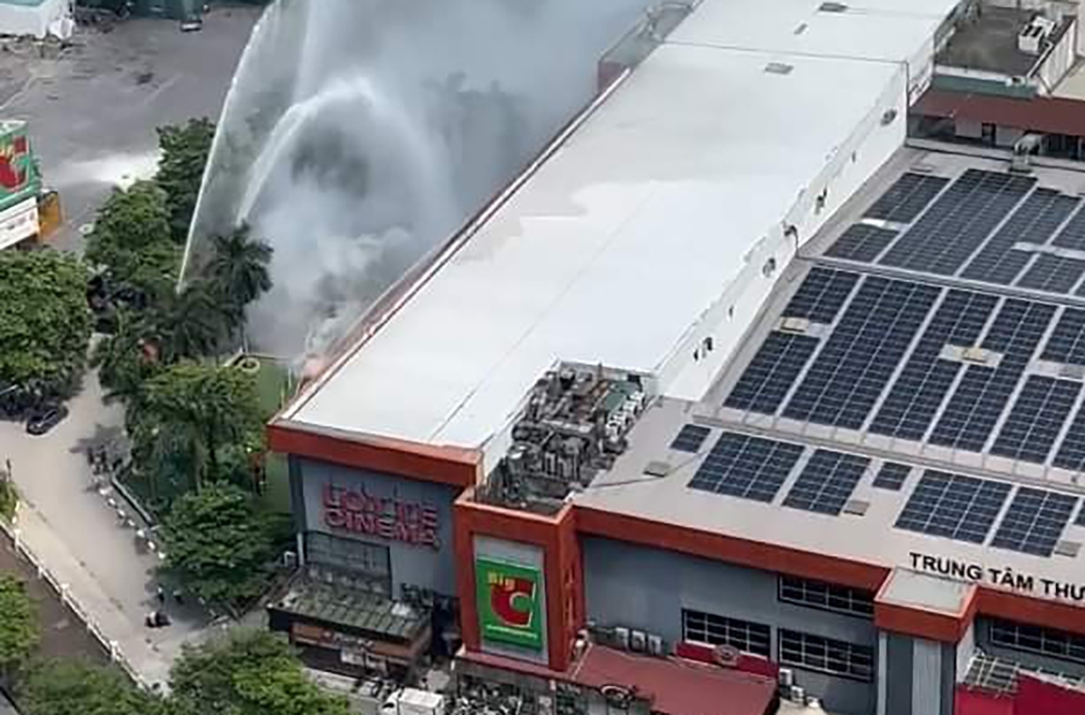 Fire guts Big C Thang Long shopping mall
