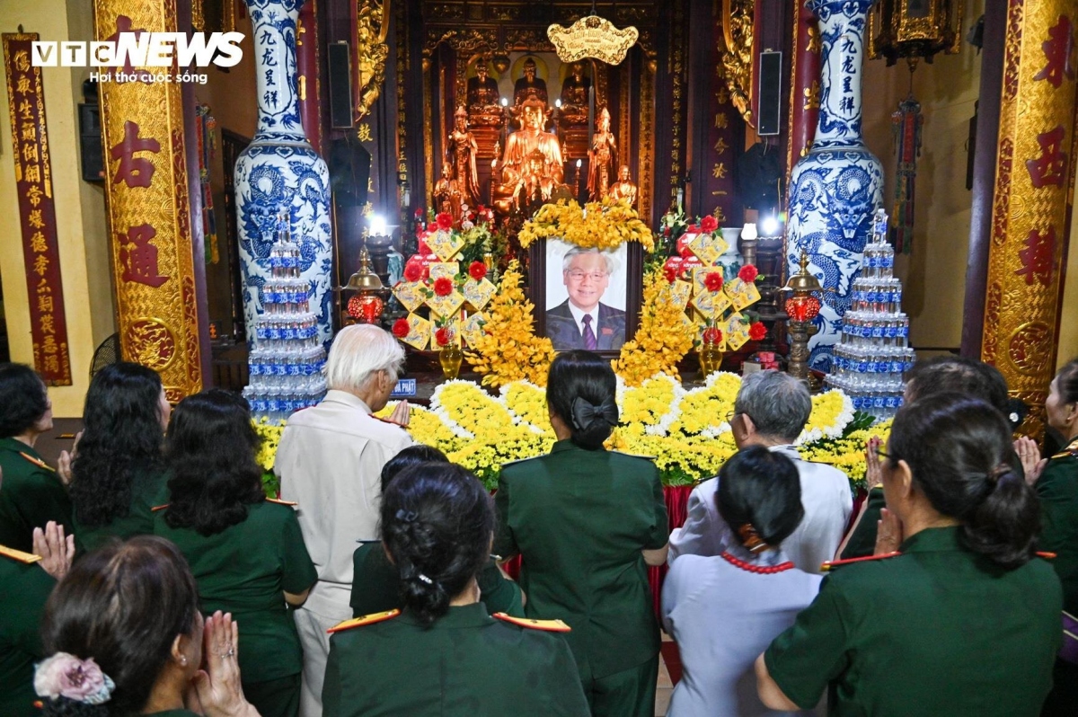 Residents offer incense in tribute to Party chief Nguyen Phu Trong