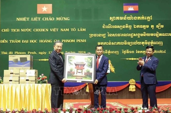 President visits Royal University of Phnom Penh