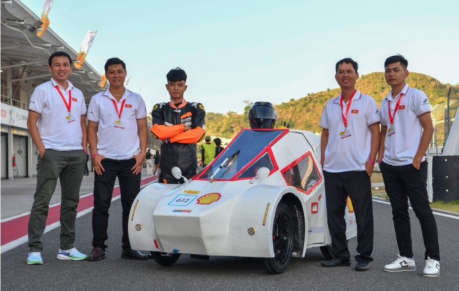 Vietnamese students compete at Shell Eco-marathon in Indonesia
