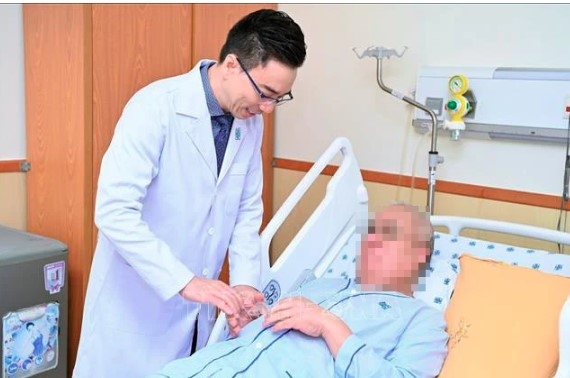 Vietnamese doctors successfully treat foreign surgeon with rectal cancer