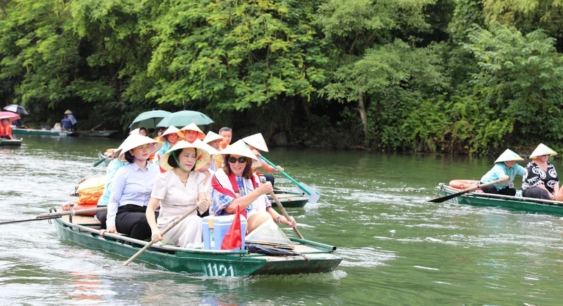 Australian Senate President visits Trang An ecotourism site in Ninh Binh