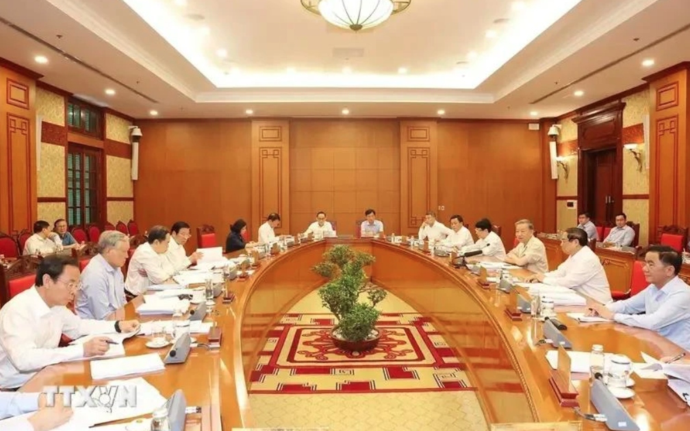 Top leader chairs Politburo's meeting to discuss important documents