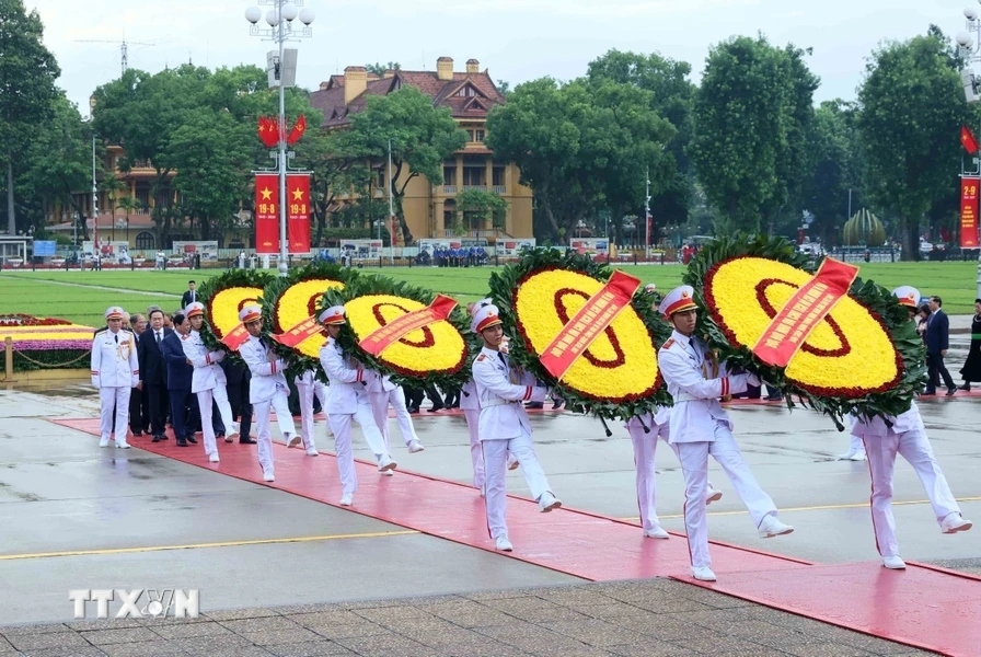 Party and State leaders pay tribute to President Ho Chi Minh on National Day