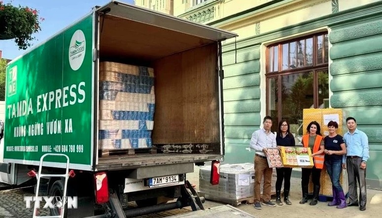 Vietnamese community joins hands for Czech Republic’s flood relief efforts