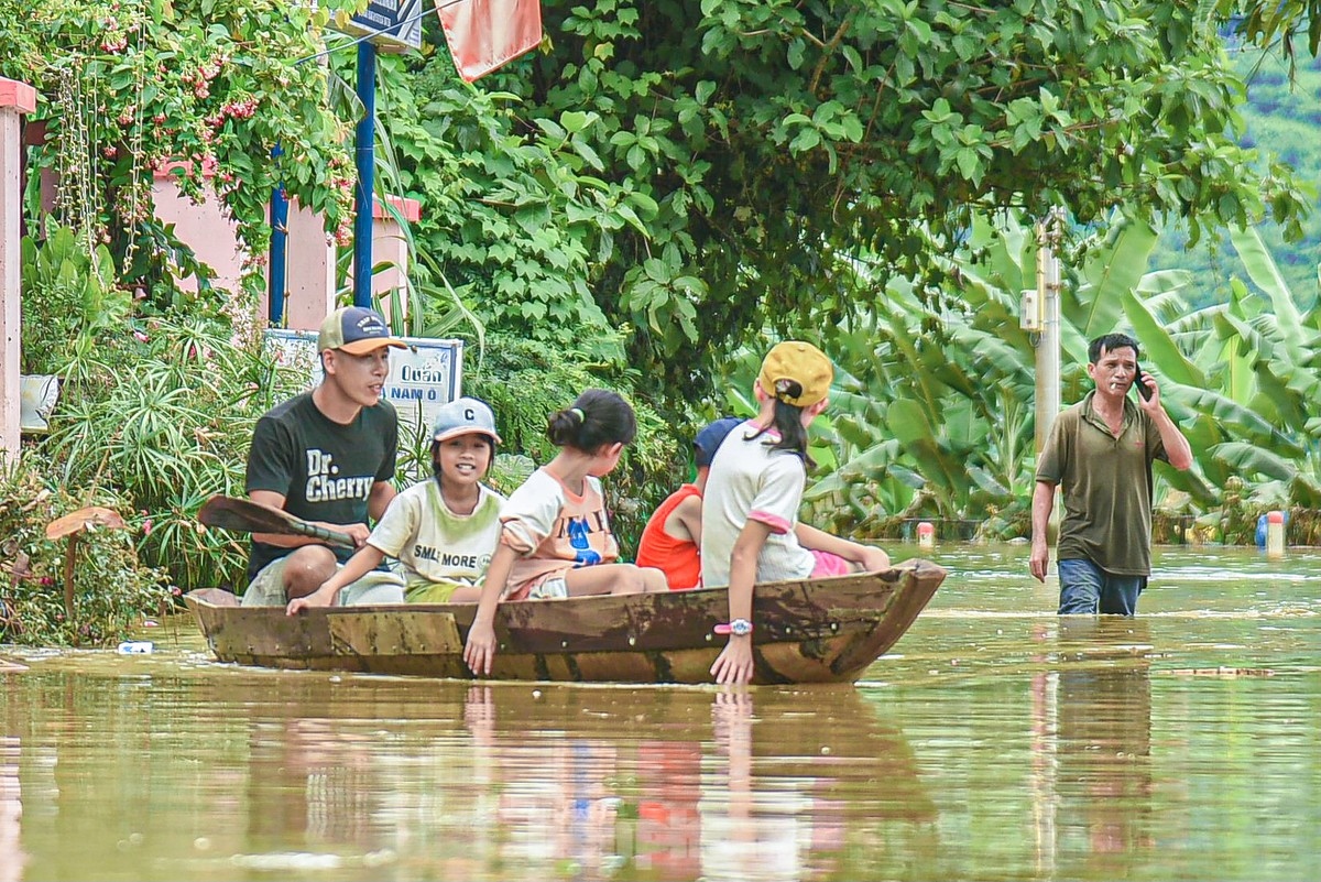 Floods leave central localities deep underwater